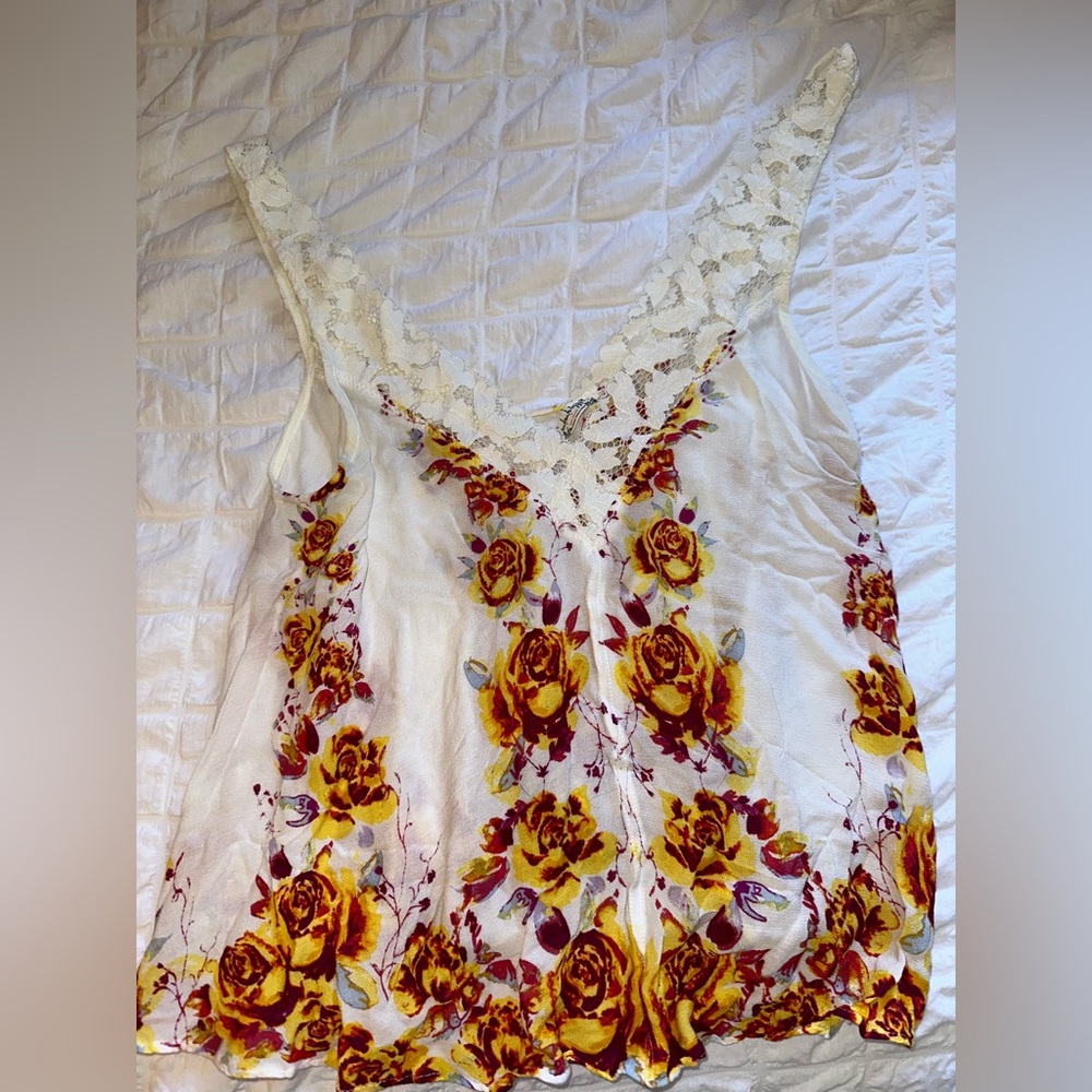 Laced straps with flowers